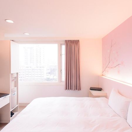 Kiwi Express Hotel - Zhong Zheng Branch Тайджун Екстериор снимка