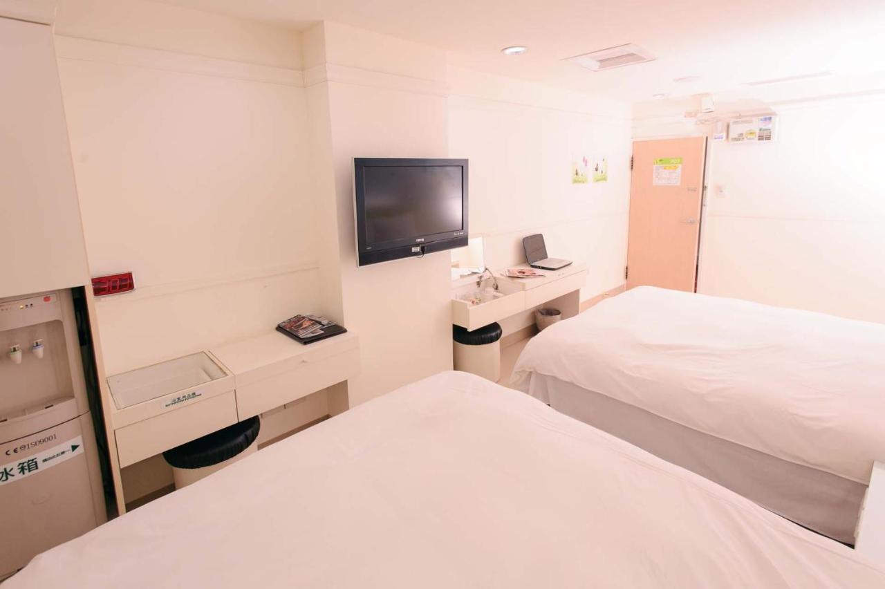 Kiwi Express Hotel - Zhong Zheng Branch Тайджун Екстериор снимка