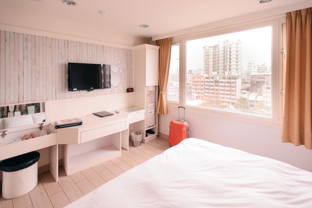 Kiwi Express Hotel - Zhong Zheng Branch Тайджун Екстериор снимка