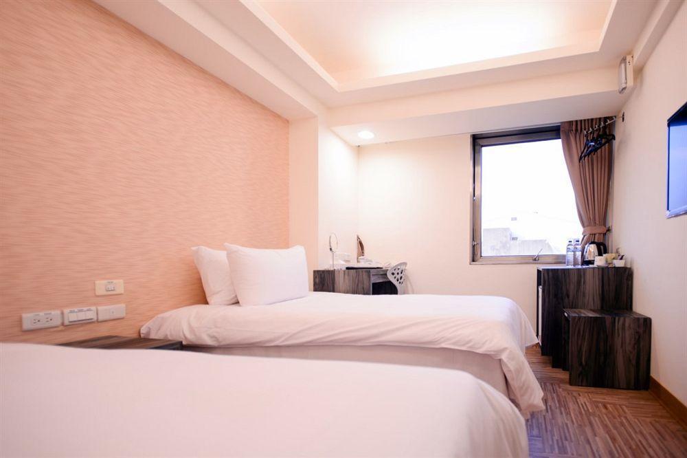 Kiwi Express Hotel - Zhong Zheng Branch Тайджун Екстериор снимка