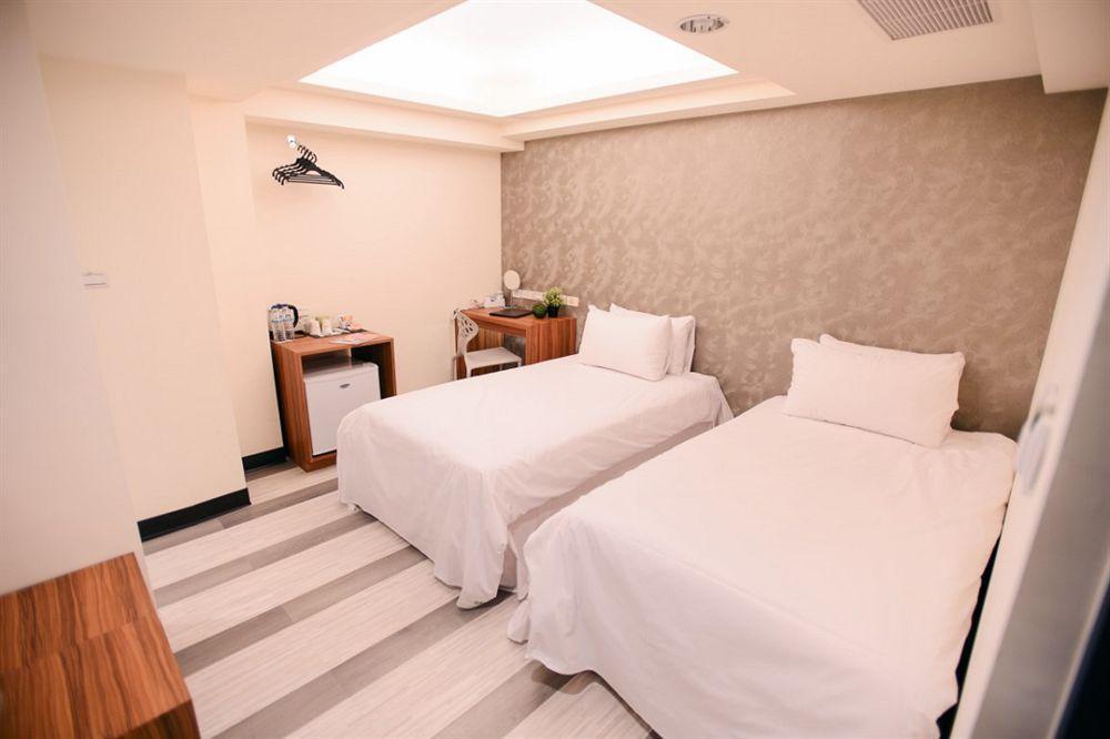 Kiwi Express Hotel - Zhong Zheng Branch Тайджун Екстериор снимка