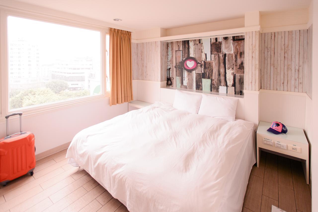 Kiwi Express Hotel - Zhong Zheng Branch Тайджун Екстериор снимка