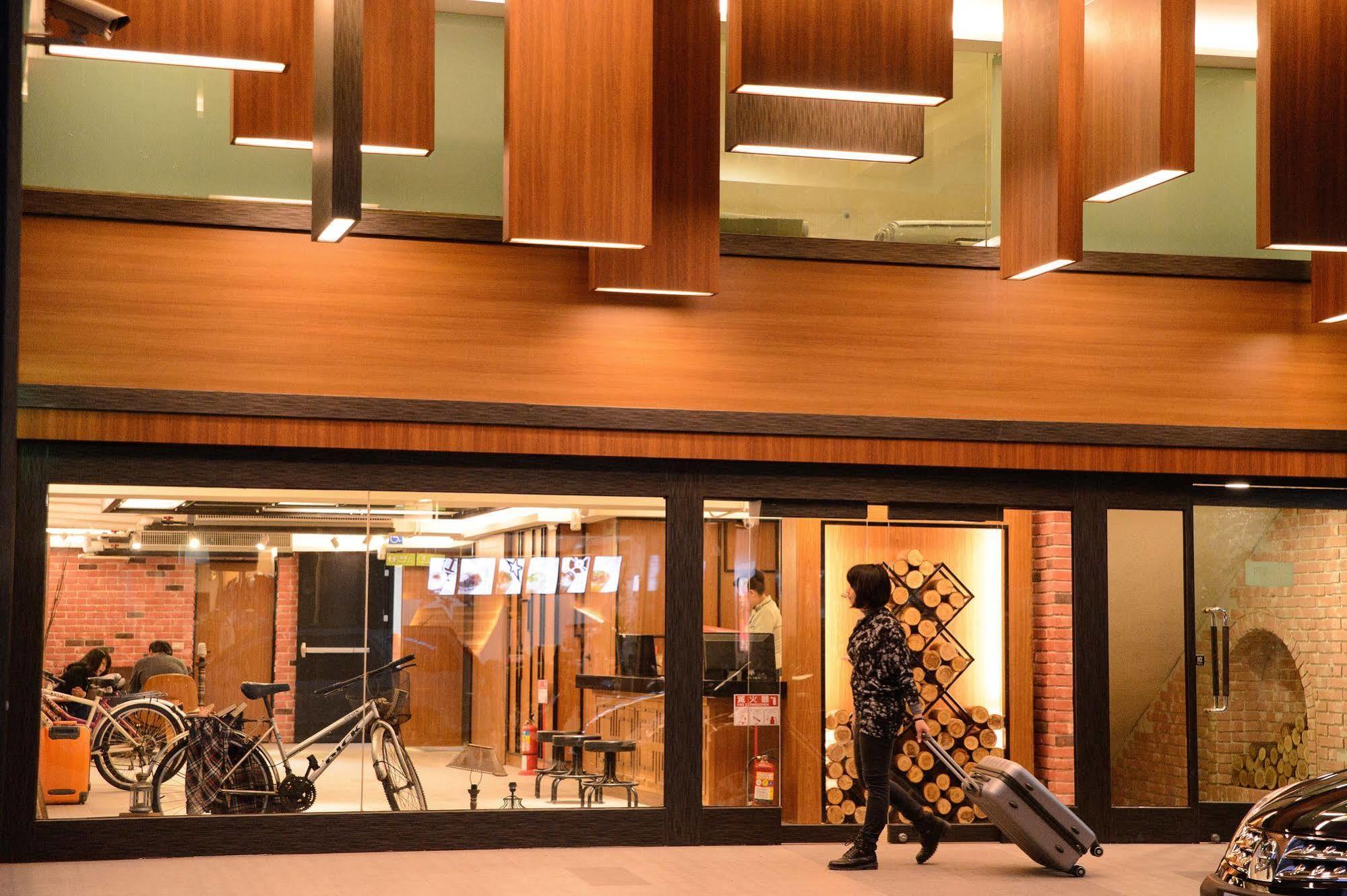 Kiwi Express Hotel - Zhong Zheng Branch Тайджун Екстериор снимка