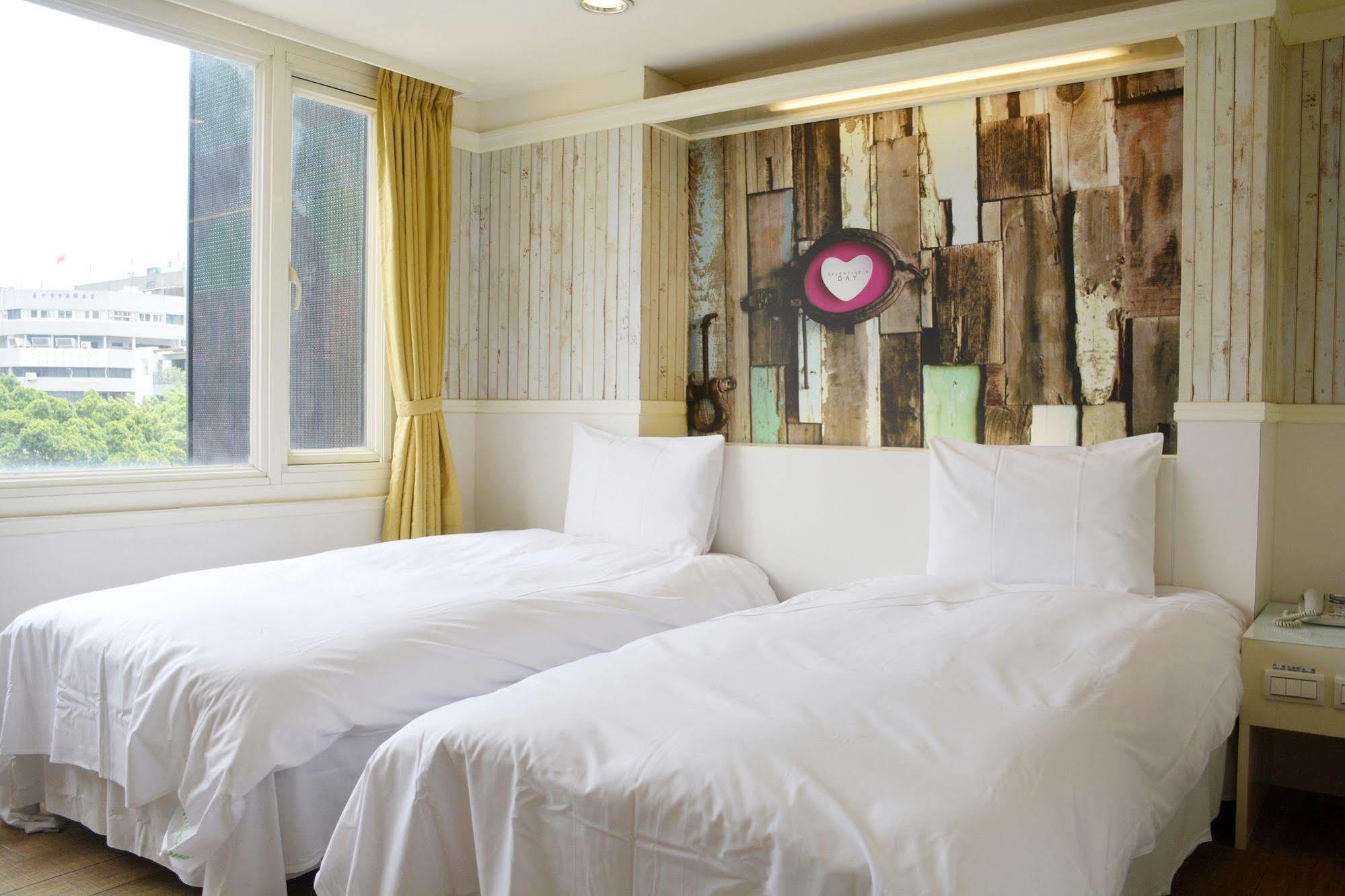Kiwi Express Hotel - Zhong Zheng Branch Тайджун Екстериор снимка