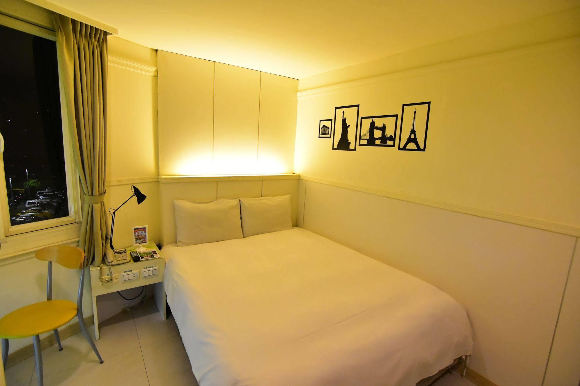 Kiwi Express Hotel - Zhong Zheng Branch Тайджун Екстериор снимка