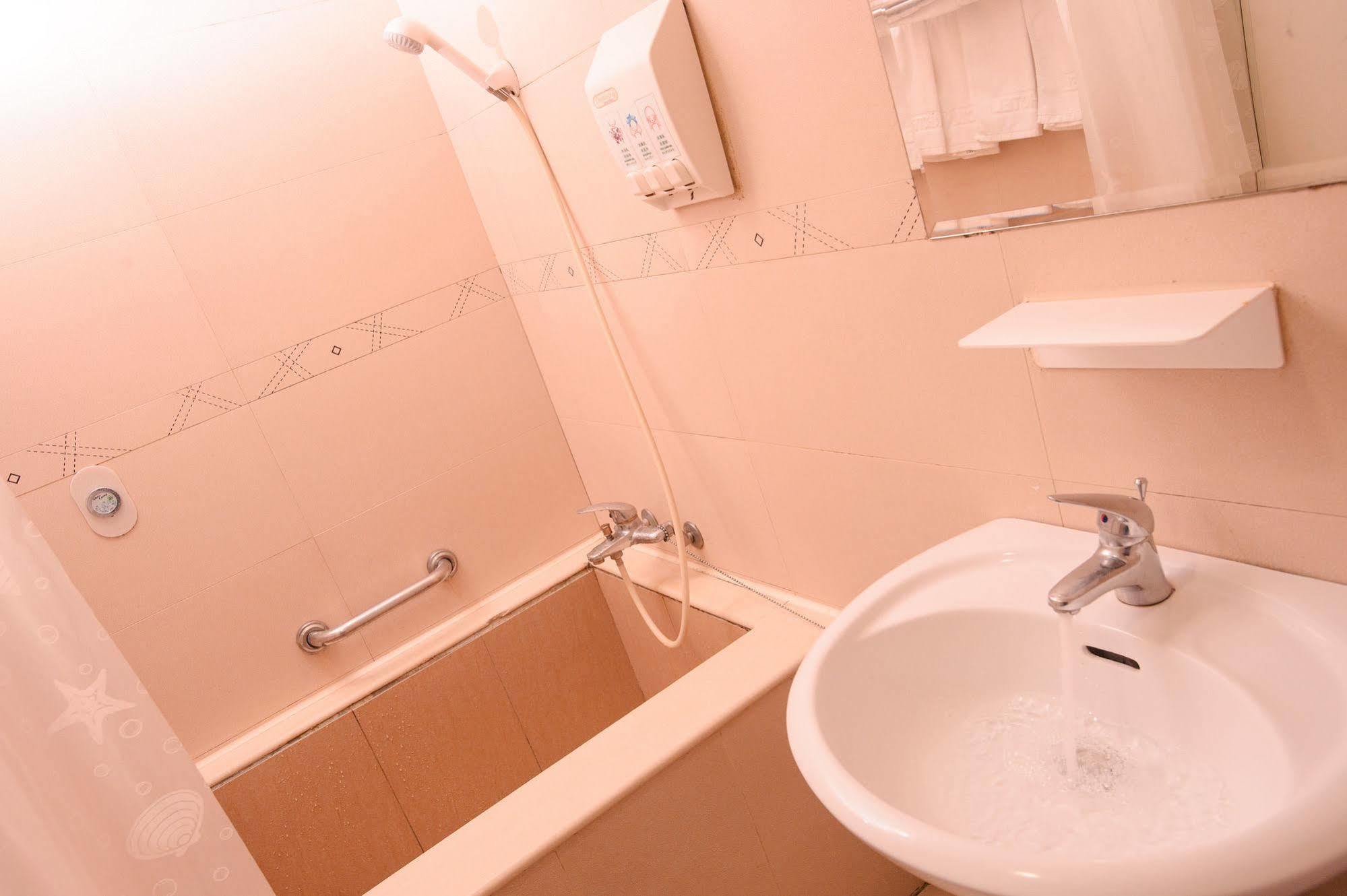 Kiwi Express Hotel - Zhong Zheng Branch Тайджун Екстериор снимка