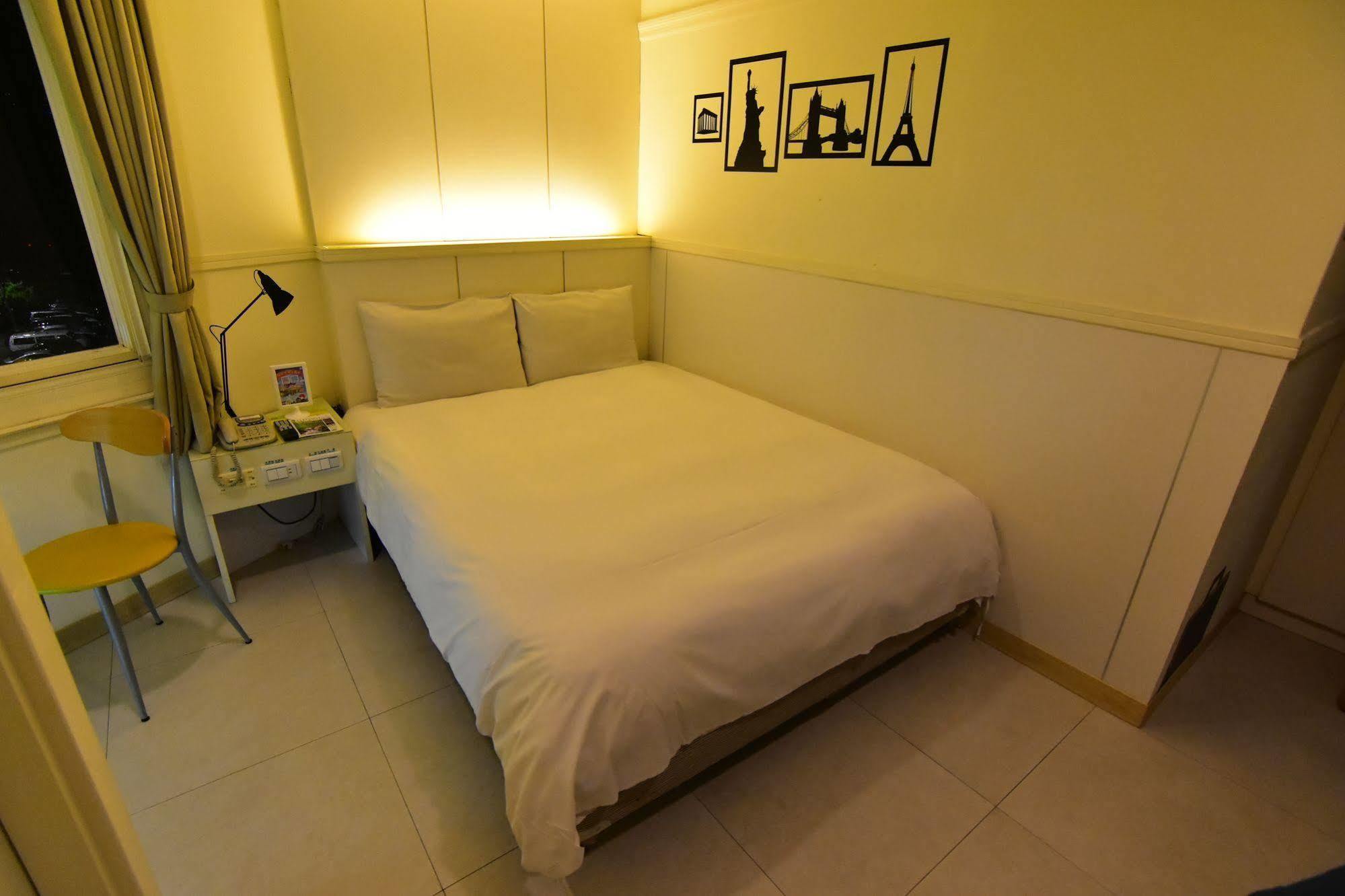 Kiwi Express Hotel - Zhong Zheng Branch Тайджун Екстериор снимка