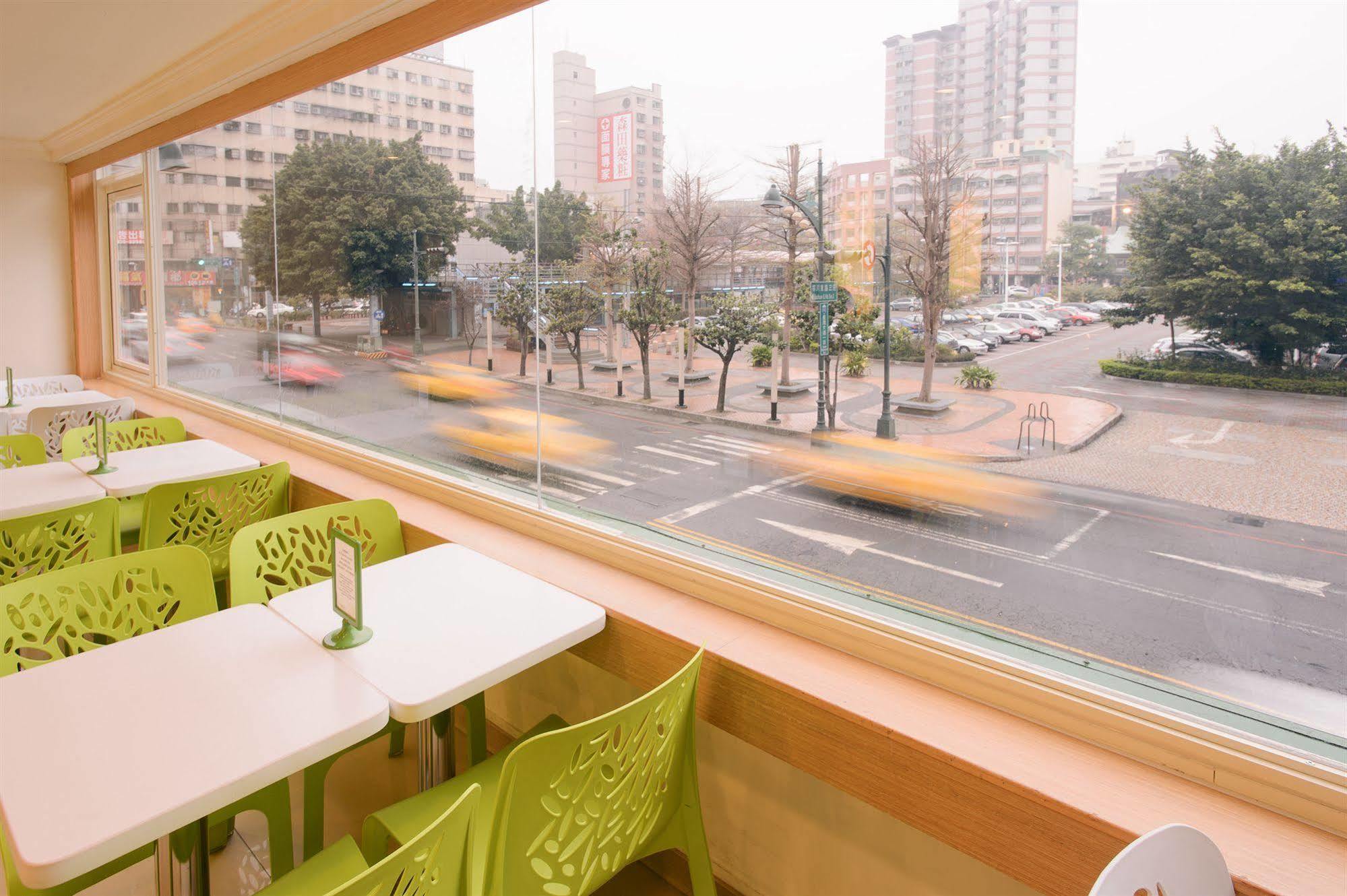 Kiwi Express Hotel - Zhong Zheng Branch Тайджун Екстериор снимка