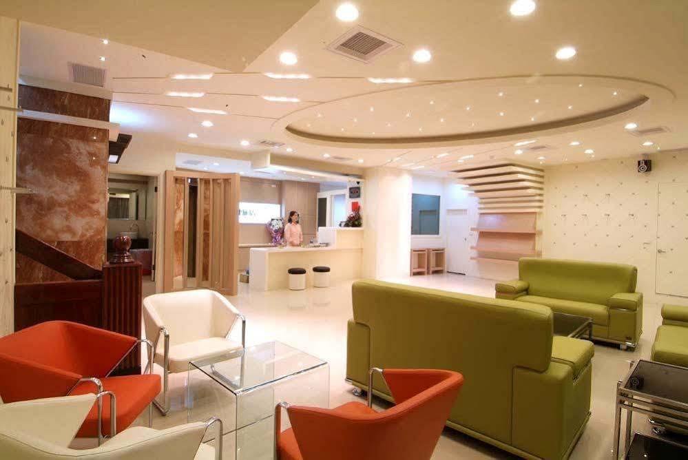 Kiwi Express Hotel - Zhong Zheng Branch Тайджун Екстериор снимка