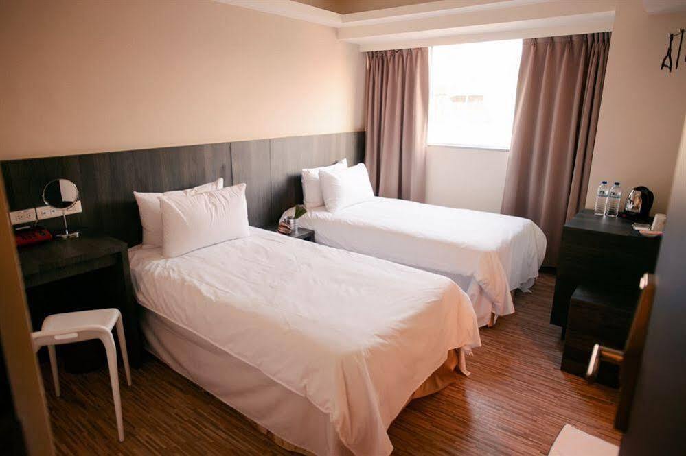 Kiwi Express Hotel - Zhong Zheng Branch Тайджун Екстериор снимка